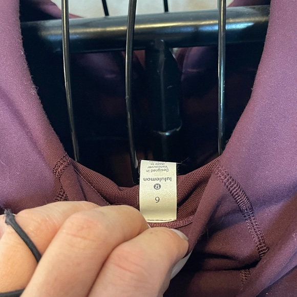 NWOT Lululemon zip up light weight hoody. Mint condition! Size 4 - Picture 5 of 9